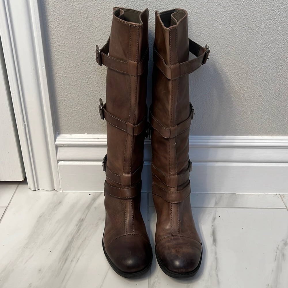 Vince Camuto size 7, Great condition worn once. Cute buckle design.